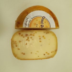 Dutch Gouda farmer's cheese with fenugreek seeds, artisanal raw milk baby Gouda fenugreek cheese with a cheese wheel weight of ±1 kilo