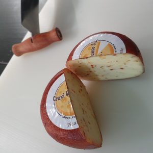Dutch farmer's cheese with spices, artisanal raw milk mini Gouda chillies cheese with a cheese wheel weight of ±500gr.