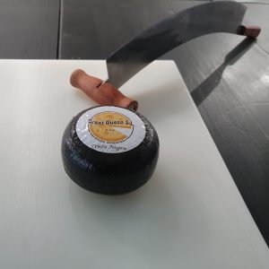Dutch artisan mini gouda cheese with truffle, artisanal raw milk Gouda cheese with Italian black summer truffle with a cheese wheel weight of 500gr.