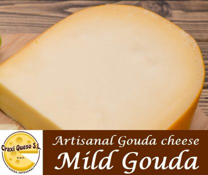 Piece of 500g freshly sliced mild Gouda, artisanal Gouda cheese made from raw cow's milk.