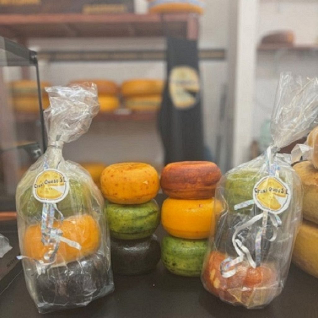 Gourmet Christmas gifts featuring artisan Dutch cow's milk Gouda cheese. Goudalicious 3-packs with various types of Gouda cheese with aromatic herbs and spices.