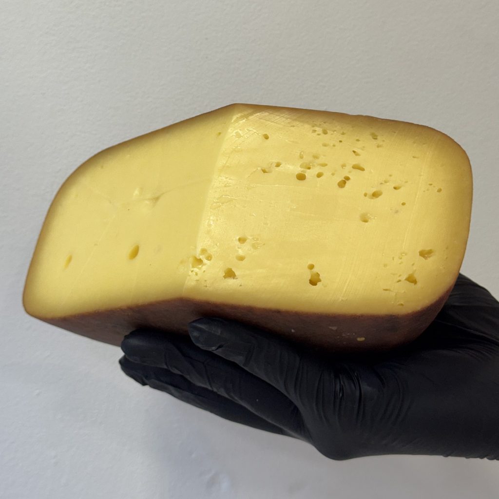 Artisanal Smoked Gouda – Naturally Smoked, Rich in Flavor.